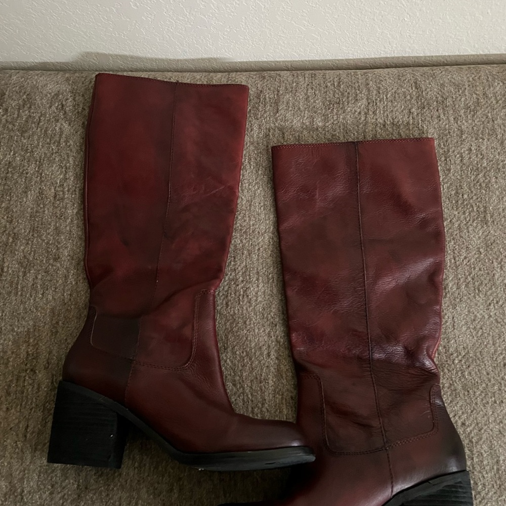 Lucky Brand Leather Boots. Burgundy Distressed Color. Size 9. Quality Leather.